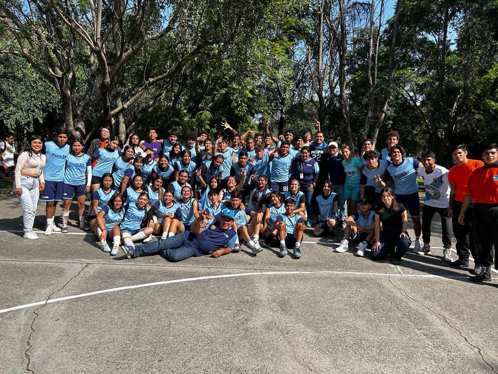 Alumnos, administrativo y entrenadores al cierre de la jornada deportiva.